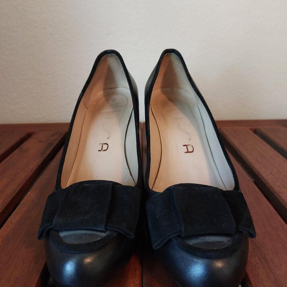 Absolutely Awesome Chic Black Leather Pumps